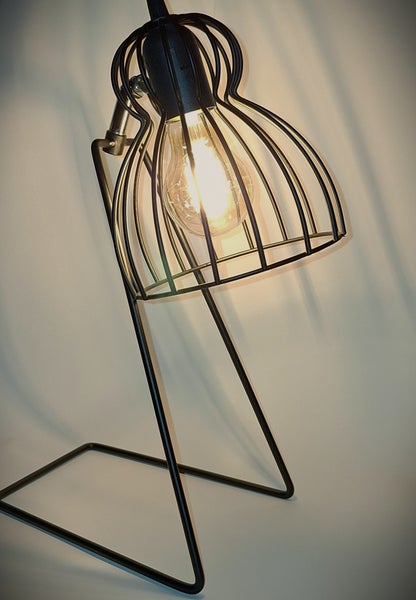 P&ouml;yt&auml;valaisin Wire musta 38cm, mukana Airam lamppu